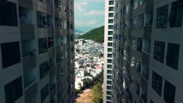 Drohnenaufnahmen Von Hochhäusern Wolkenkratzer Vietnams Nähern Sich Den Gebäuden Khanh — Stockvideo