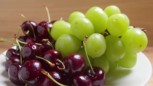 Verse Bessen Vruchten Gewassen Verse Druiven Kerstomaten Liggen Een Draaiplateau — Stockvideo