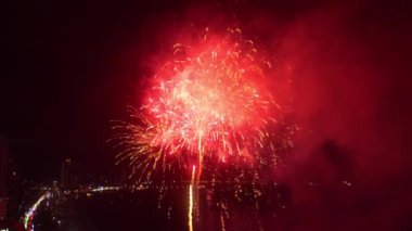 4 bin. Parlak yeni yıl havai fişekleri 2023. Güzel yeni yıl arifesi. Parlayan döngü bokeh. Noel 'de tatil günü. Güzel, parlak, renkli bir gösteri. Yılbaşı arifesi. Ulusal festival gökyüzü