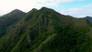 Nha Trang 'ın havadan görünüşü ve şehrin etrafındaki ağaçlık dağlar, Vietnam. Kıyı şehrinde uçan insansız hava aracı ve inanılmaz yeşil tepeler. Vietnamlılar. Nui Co Tien dağından görüntü.