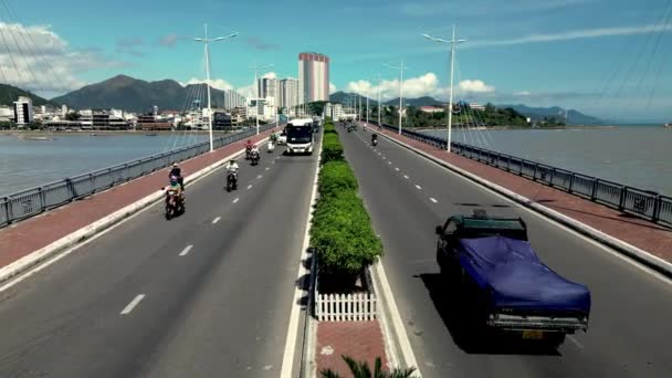 日落时分 在亚洲城市Nha Trang下城的公路桥上的高速公路上 摩托车和交通繁忙的汽车的空中景观 — 图库视频影像