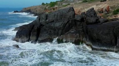 Extreme Wave çarpışan sahil, Büyük Okyanus Güzel Dalga, Tehlikeli kayaların üzerinde dalgaların müthiş gücü