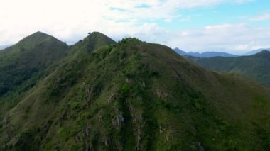 Nha Trang 'ın havadan görünüşü ve şehrin etrafındaki ağaçlık dağlar, Vietnam. Kıyı şehrinde uçan insansız hava aracı ve inanılmaz yeşil tepeler. Vietnamlılar. Nui Co Tien dağından görüntü.