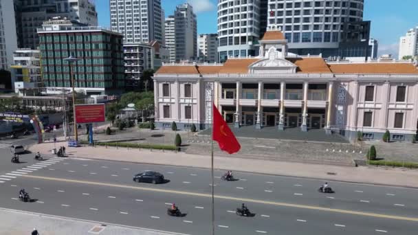 越南的国旗 在越南Nha Trang市中心广场被无人驾驶飞机击中 越南Nha Trang 蓝天背景4K — 图库视频影像