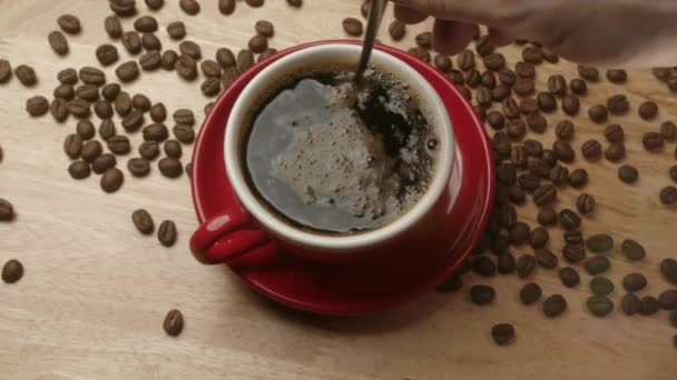 黒コーヒーをカップに入れる トップビューコーヒーは間欠泉コーヒーメーカーのカップに注ぐ ホットエスプレッソを作る家 フィルターホルダーを使用する 朝焙煎黒コーヒーを飲む — ストック動画