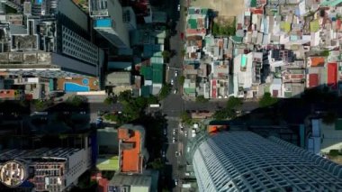 Nha Trang caddesinin tepesinde Vietnam gökdelenleri, Vietnam 'da kalabalık araba trafiği olan şehir binaları var. Vietnam şehri yukarıdan görünüyor. 4K.