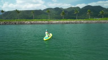 Stand Up Paddle Recreation Fitness. Yaz sporu tatili. Sup Board Seyahat Sup Sörf Yüzme. Sport Travel Paddles Kürek Çekme Panosu. Watersport Yüzen Paddleboardcu Sörf Tahtası Spor Eğlencesi.