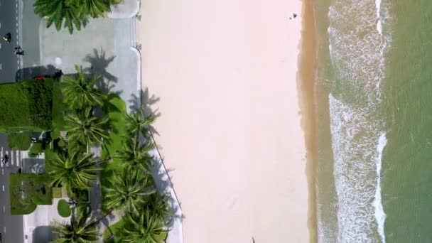 在越南的尼亚川市海滩 俯瞰鸟瞰迷人的空中美景 无人机飞越海面 飞向沿海城市 Nha Trang的海岸线 蓝天背景4K — 图库视频影像