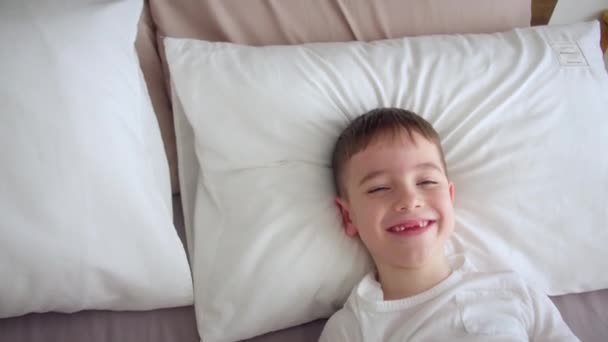 Porträtt Glad Söt Rolig Glad Liten Pojke Vit Pyjamas Vaknar — Stockvideo