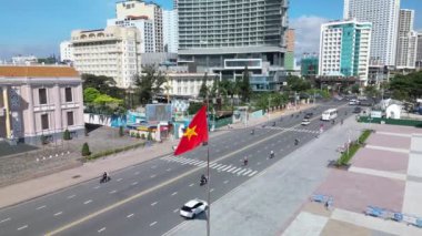 Vietnam bayrağı. Nha Trang, Vietnam 'daki Central City meydanında İHA tarafından vuruldu. Nha Trang, Vietnam - Şubat. Mavi gökyüzü arka planı. 4K.