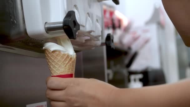 아이스크림으로 웨이퍼 클로즈업하는 원추형 아이스크림이야 — 비디오