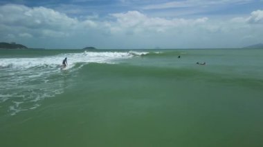 Sörfçüler Vietnam 'da büyük dalgalara binerler. Sporcular, mutlu insanlar, sörf tahtasında deniz dalgası sürmekten mutlular. Deniz sörfü, okyanus hayatı, Mui Ne, Vietnam - 6 19 2022.