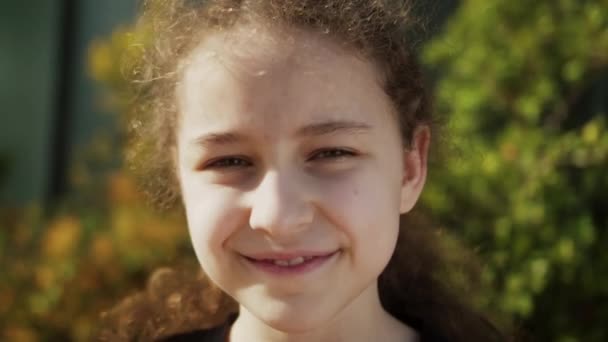 Gelukkig Kind Zonnestralen Klein Meisje Gezicht Park Close Portret Droom — Stockvideo