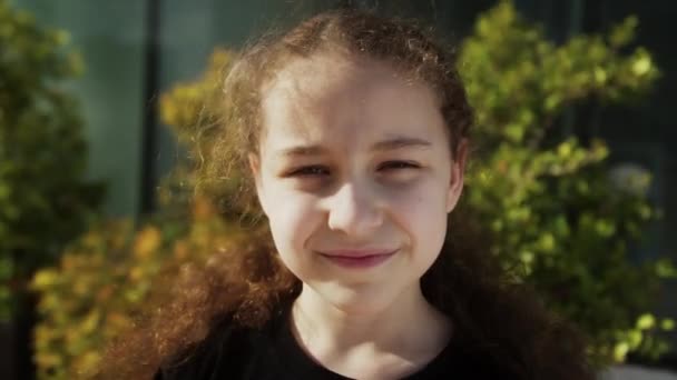 Boldog Gyermek Nap Sugaraiban Egy Kislány Arcképe Közeli Parkban Álmodj — Stock videók