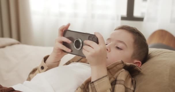 Krásné Dítě Chlapec Let Hrát Mobilní Hru Smartphone Doma Roztomilý — Stock video