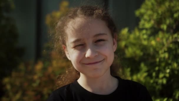 Szczęśliwe Dziecko Promieniach Słońca Twarz Dziewczynki Portrecie Bliska Parku Śnij — Wideo stockowe