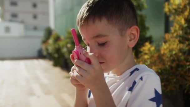 Dziecko Bawiące Się Parku Zachodzie Słońca Dziecko Rozmawiające Walkie Talkie — Wideo stockowe