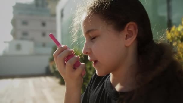 Bambini Sognano Insieme Corrono Nel Parco Tramonto Famiglia Felice Persone — Video Stock
