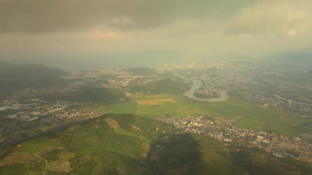 Luftaufnahme Von Nha Trang Und Malerischen Bewaldeten Bergen Rund Die — Stockvideo