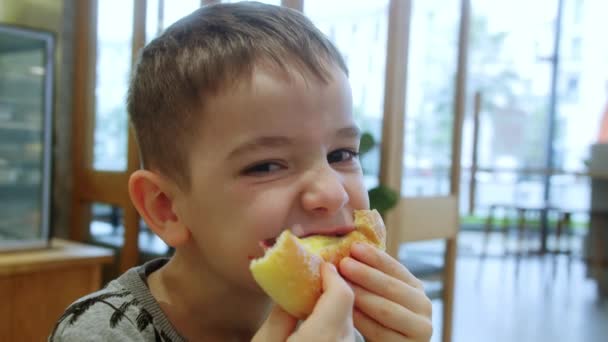 Ευτυχισμένο Παιδί Τρώει Ένα Κουλούρι Μαρμελάδα Και Τυρί Cottage Ένα — Αρχείο Βίντεο