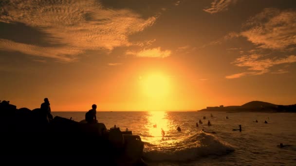 Surfistas Cabalga Gran Ola Contra Telón Fondo Hermoso Atardecer Mar — Vídeos de Stock