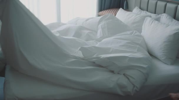 Kadınlar Odadaki Yatağı Değiştiriyor Çalışanlar Otelin Iki Hizmetçisi Müşteri Odasındaki — Stok video
