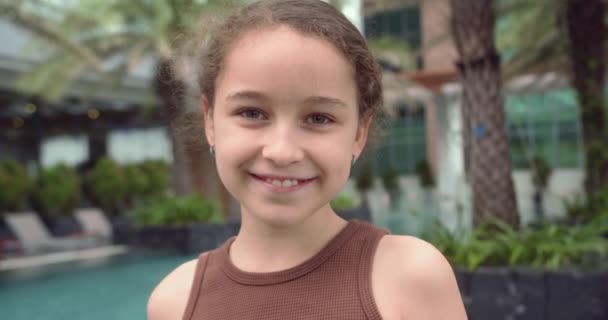 Menina Feliz Criança Rosto Parque Close Rapariga Dos Sonhos Criança — Vídeo de Stock