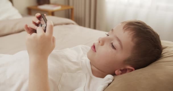 Vackra Barn Pojke Spelar Mobilspel Smartphone Hemma Söt Pojke Som — Stockvideo