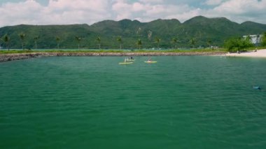 Villa An Vien, Nha Trang, Vietnam - 10 Şubat 2023: Stand Up Paddle Recreation Fitness. Yaz sporu tatili. Sup Board Seyahat Sup Sörf Yüzme. Sport Travel Paddles Kürek Çekme Panosu. 4K