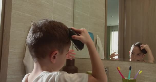 Portrait Mignon Petit Enfant Six Ans Peignant Ses Cheveux Dans — Video