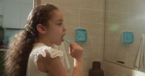 Retrato Feliz Bonito Criança Escovar Dentes Banheiro Sorrindo Rotina Cuidados — Vídeo de Stock