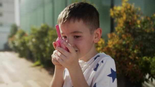Gün Batımında Parkta Oynayan Bir Çocuk Diğer Çocuklarla Telsizle Konuşuyor — Stok video