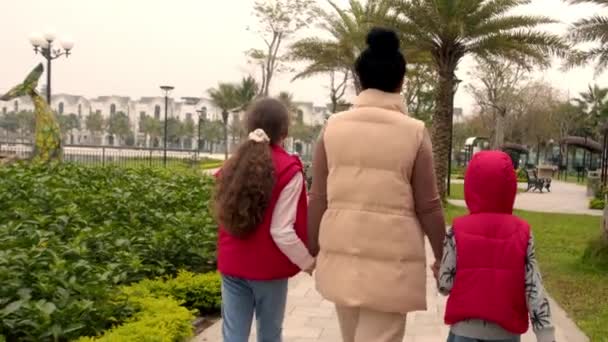 Gente Nel Parco Felice Madre Famiglia Cammina Con Bambini Nel — Video Stock