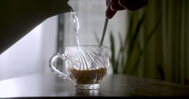 Kaffeebecher Mit Der Hand Einer Person Rührt Den Kaffeeschaum Und — Stockvideo