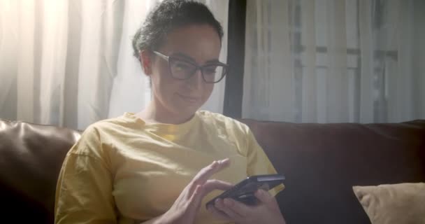 Κοντινό Πλάνο Πορτρέτο Νεαρή Καυκάσια Γυναίκα Χρησιμοποιώντας Smartphone Ενώ Κάθεται — Αρχείο Βίντεο
