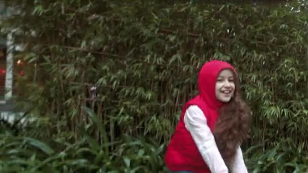 Szczęśliwy Śmiech Dzieci Jeździć Huśtawce Parku Mały Chłopiec Dziewczyną Huśtawce — Wideo stockowe