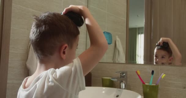 Retrato Menino Bonito Seis Anos Penteando Cabelo Casa Banho Higiene — Vídeo de Stock