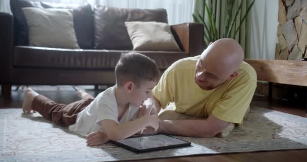Lykkelig Familie Unge Forældre Liggende Det Varme Gulv Derhjemme Far – Stock-video