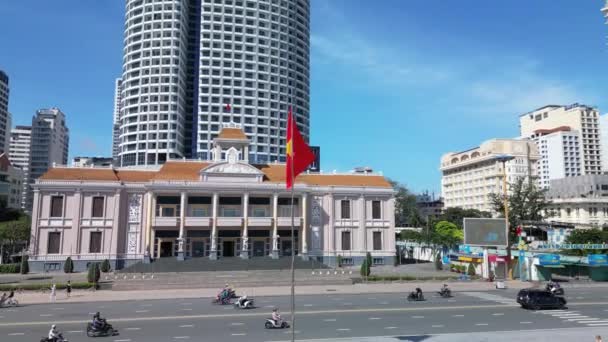 越南的国旗 在越南Nha Trang市中心广场被无人驾驶飞机击中 越南Nha Trang 蓝天背景4K — 图库视频影像