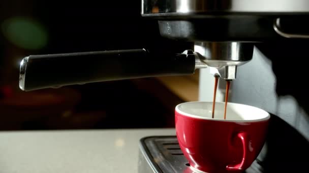 Fekete Kávét Öntök Pohárba Gejzír Kávéfőző Csészéjébe Öntött Kávéjának Csúcsnézete — Stock videók