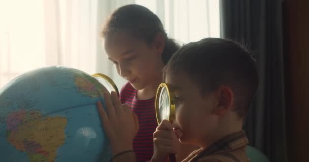 Gyerekek Tanul Miközben Otthon Sugarak Naplemente Szobában Gyerekek Reggeli Napnyugta — Stock videók