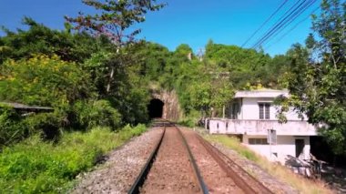 Trenin tünelden geçişi. Tren tüneli girişi çekiliyor. Şehirler ve ülkeler arasındaki konteynırlarda kargo taşıma ve teslimatı. Tren yolculuğu için tünel üzerinden görüntüler.