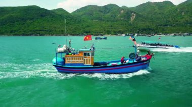 Nha Trang, Vietnam - 10 Şubat 2023: Sürat teknesi turistlerle birlikte Vietnam 'da bir deniz gezisinde. 4K.