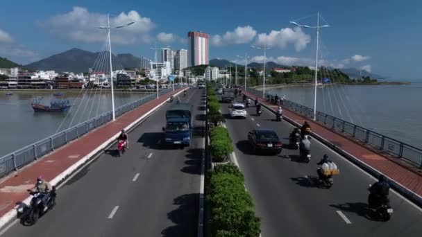 日落时分 在位于越南城市Nha Trang下城的公路桥上的高速公路上 空中观看摩托车和交通繁忙的汽车 亚洲运输量 — 图库视频影像