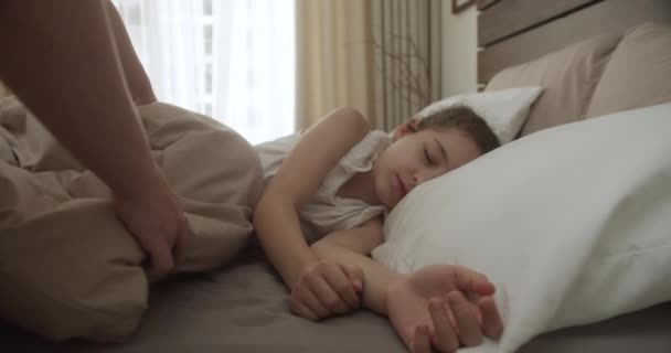Kind Jongetje Slaapt Zoet Zijn Wieg Lacht Zijn Slaap Moeder — Stockvideo