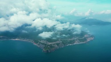 Nha Trang Vietnam kıyı yolunun aşağı bakan hava aracı virajları güzel deniz manzaralı insansız hava aracı Vietman kıyı şeridi üzerinde ünlü bir turizm merkezidir. Plajın çevresindeki en iyi trafik yolu.