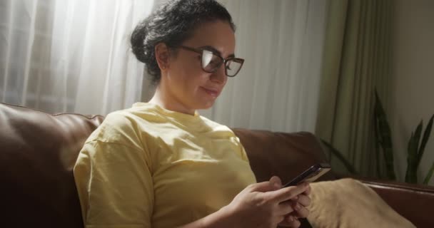 Zavřít Portrét Mladé Bělošky Pomocí Chytrého Telefonu Zatímco Sedí Sofa — Stock video