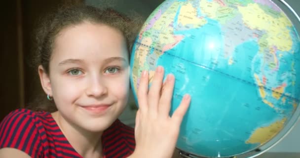 Portré Kislány Iskoláslány Napsütésben Áll Szobában Ölelkezve Földgömbbel Aranyos Gyermek — Stock videók