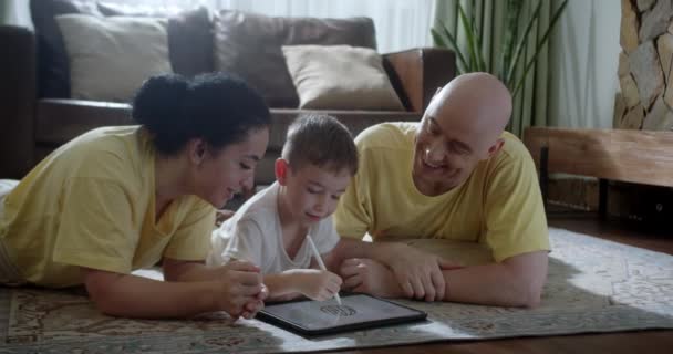 Familia Feliz Padres Jóvenes Tumbados Cálido Piso Casa Mamá Papá — Vídeos de Stock