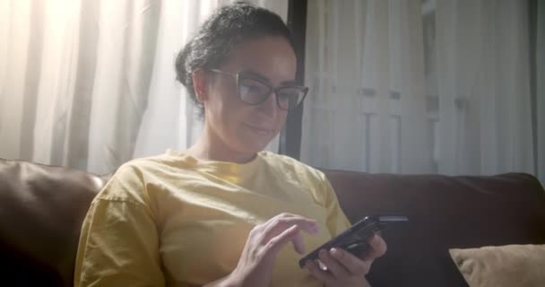 Tæt Portræt Ung Kaukasiske Kvinde Ved Hjælp Smartphone Mens Sidder – Stock-video